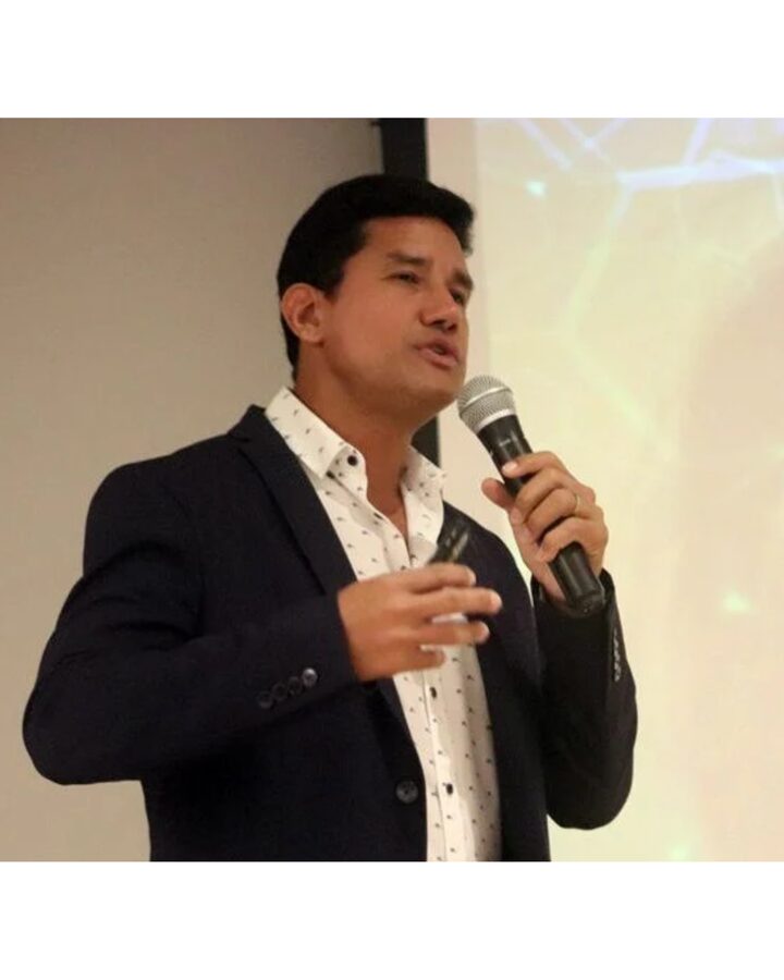 Dr. Erick Nunes em palestra médica